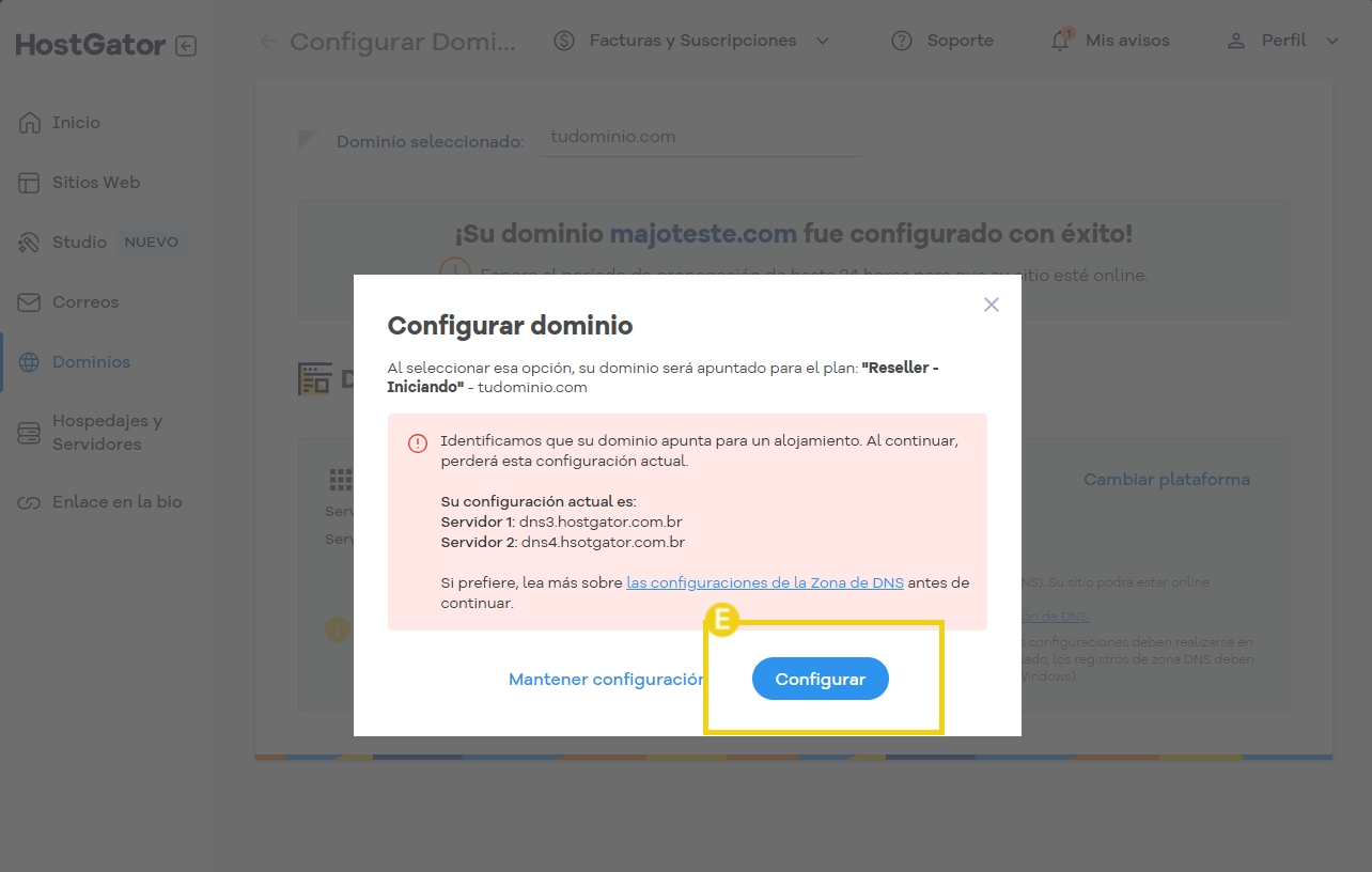Pantalla de configuración de dominio en la plataforma HostGator, destacando las opciones del servidor y la configuración de DNS.