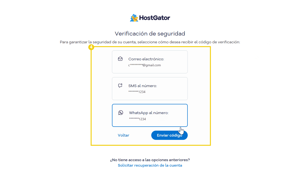 Pantalla de verificación de seguridad de HostGator que muestra opciones de correo electrónico, SMS y WhatsApp para recibir el código de verificación del usuario.