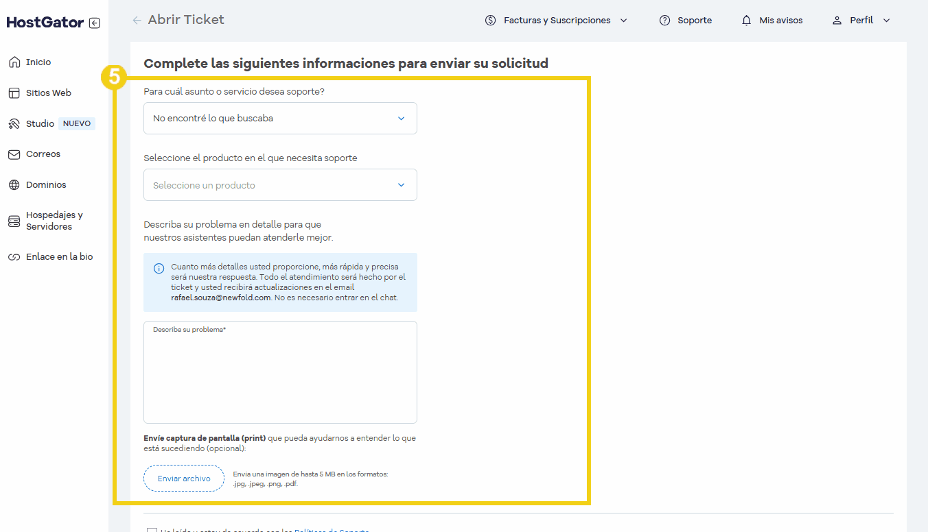 Pantalla de llenado de formularios de soporte a través de un ticket en HostGator, con campos para asunto, producto, descripción del problema y carga de capturas de pantalla