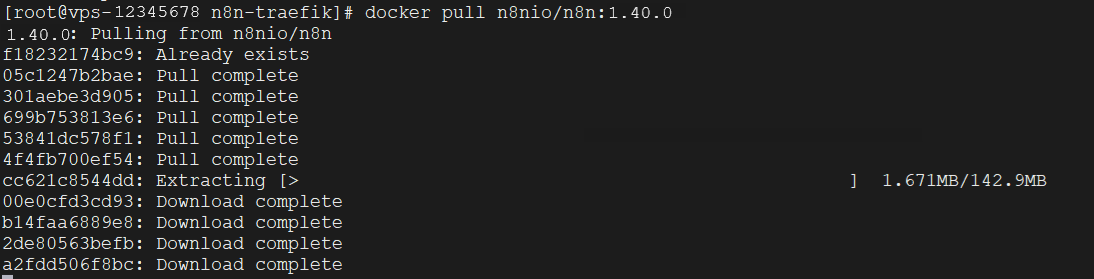 Captura de pantalla de una ejecución del comando 'docker pull' para descargar la imagen 'n8nio/n8n' en la versión 1.40.0, mostrando procesos de descarga y extracción.