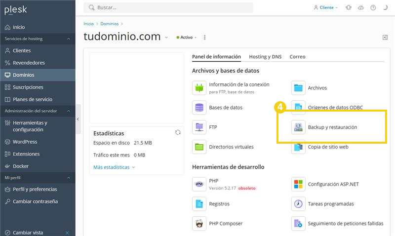 Pantalla de gestión de copias de seguridad en Plesk para el dominio seudominio.com.br, destacando el botón 'Hacer copia de seguridad' y detalles.