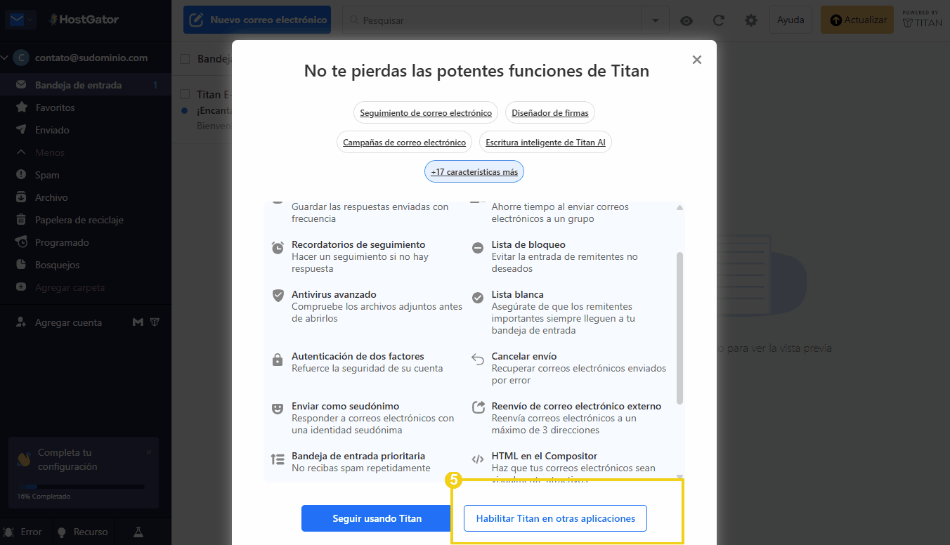 Pantalla de función de reenvío de correo electrónico externo en Titan, destacando la opción de reenviar correos electrónicos de hasta 3 direcciones. Interfaz de configuración de correo electrónico segura.