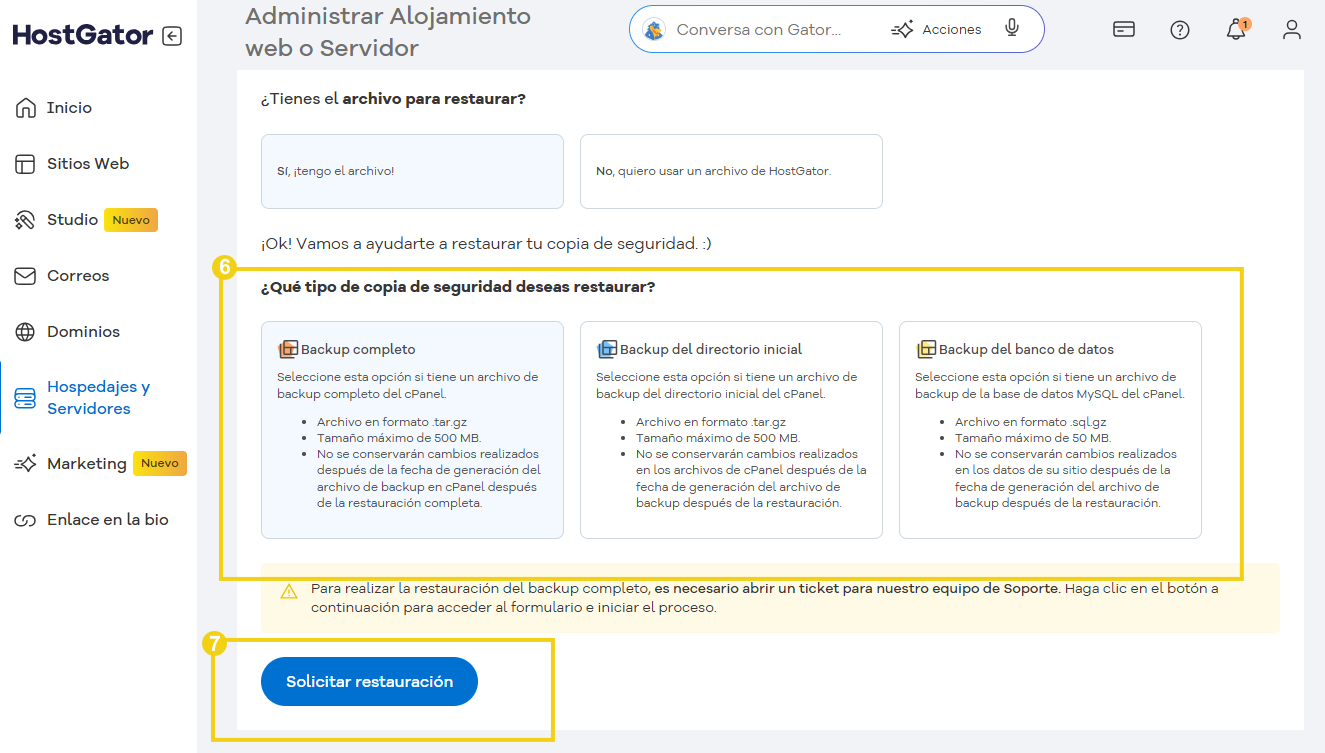 Pantalla de gestión de hospedaje y servidor en la plataforma HostGator destacando opciones de respaldo para restauración, incluyendo respaldo completo, del directorio inicial y de la base de datos.