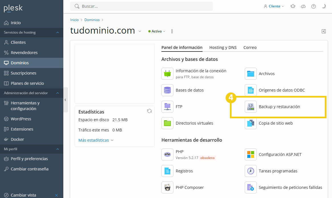 Pantalla del panel de control de Plesk mostrando opciones de gestión de dominios, bases de datos y copias de seguridad, incluyendo backup y restauración