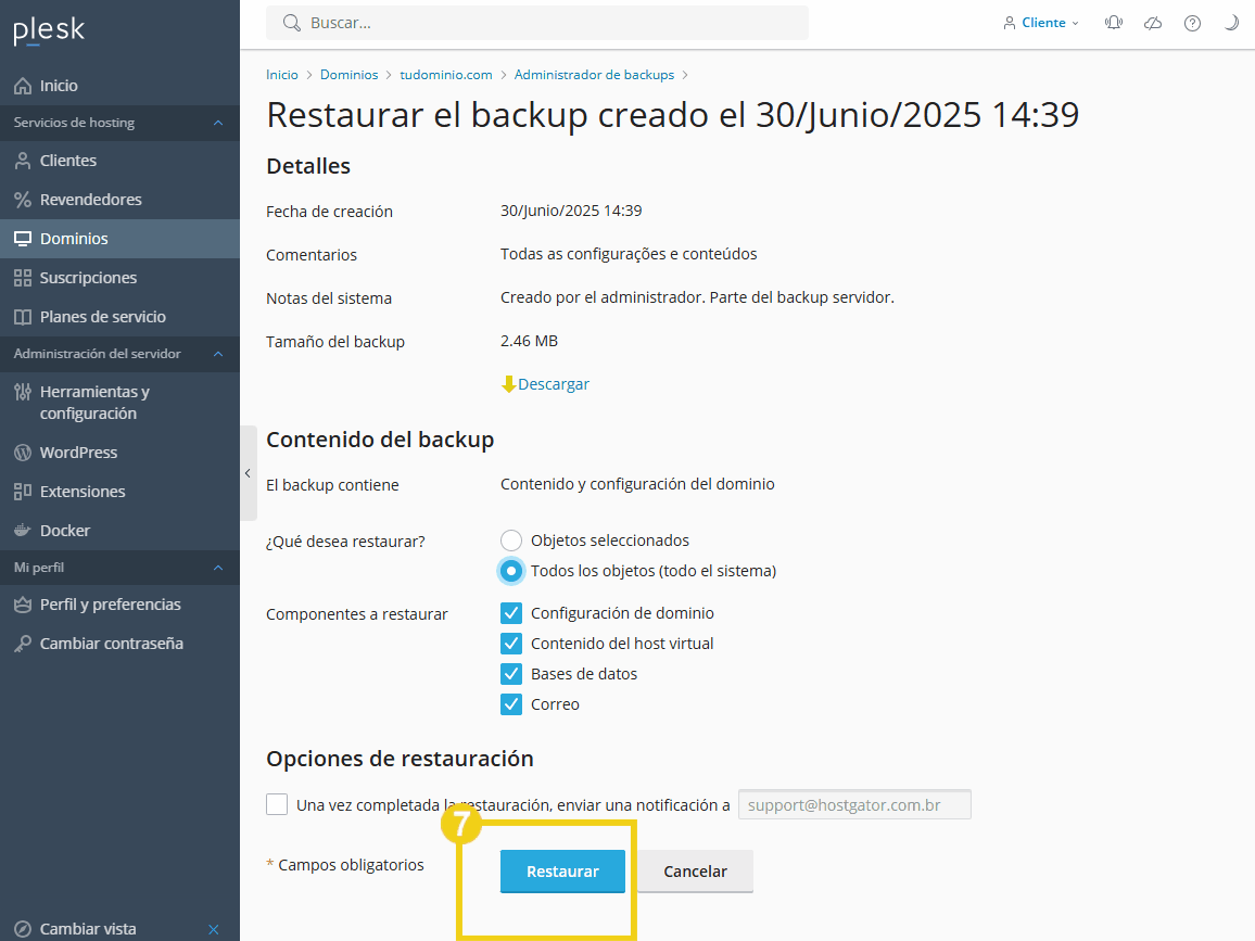 Pantalla del panel del sistema Plesk mostrando la opción de restauración de backup de dominio, con énfasis en el botón 'Restaurar' y detalles del backup