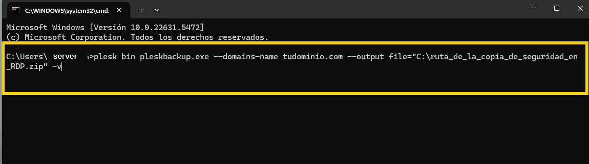 Imagen de una pantalla de símbolo del sistema de Windows ejecutando una rutina de copia de seguridad de dominio usando Plesk, con comandos específicos para crear un archivo zip de copia de seguridad en el servidor