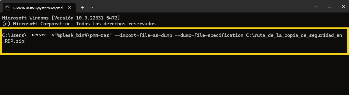 Captura de pantalla de una ventana de prompt de comando del Windows mostrando comandos de Plesk para respaldo y restauración de bases de datos, con énfasis en la ejecución de tareas de gestión de servidores