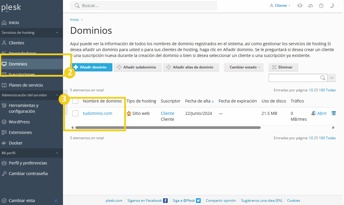 Imagen de la pantalla de gestión de dominios en Plesk, mostrando el dominio hostgator.com.br con detalles de configuración y opciones de administración