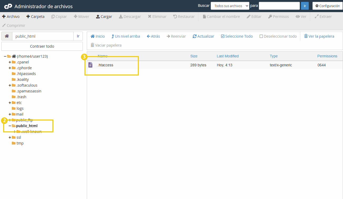 Imagen de la interfaz de cPanel que muestra una lista de archivos, incluyendo el archivo .htaccess en la carpeta correspondiente al dominio.