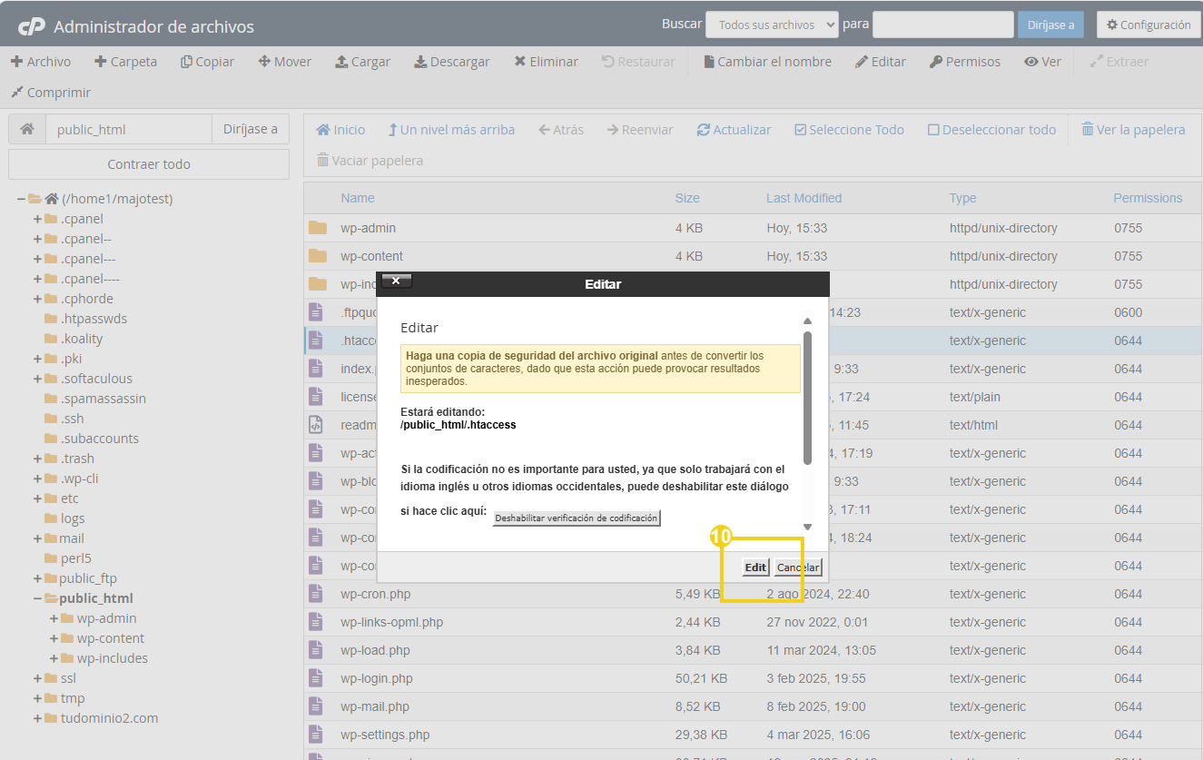 Captura de pantalla de un panel de gestión de archivos mostrando la edición de un archivo .htaccess, importante para la configuración de servidores web destacando la opción Editar
