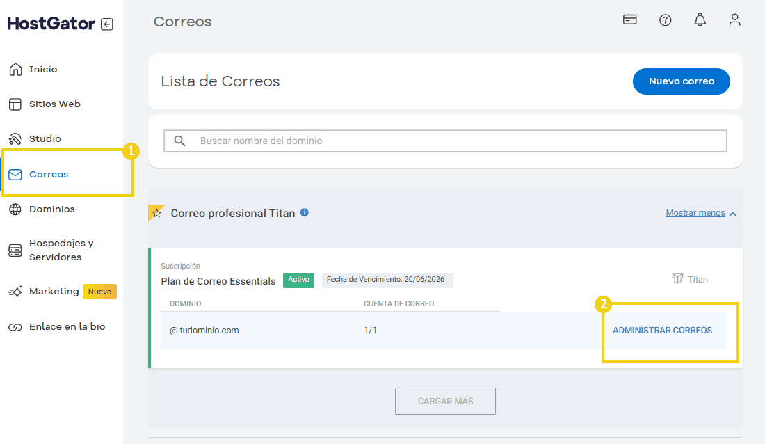 Imagen de la plataforma HostGator que muestra la gestión de correo electrónico en el panel de control, resaltando opciones como 'Administrar correos electrónicos' para acceder a la importación de la cuenta Titan