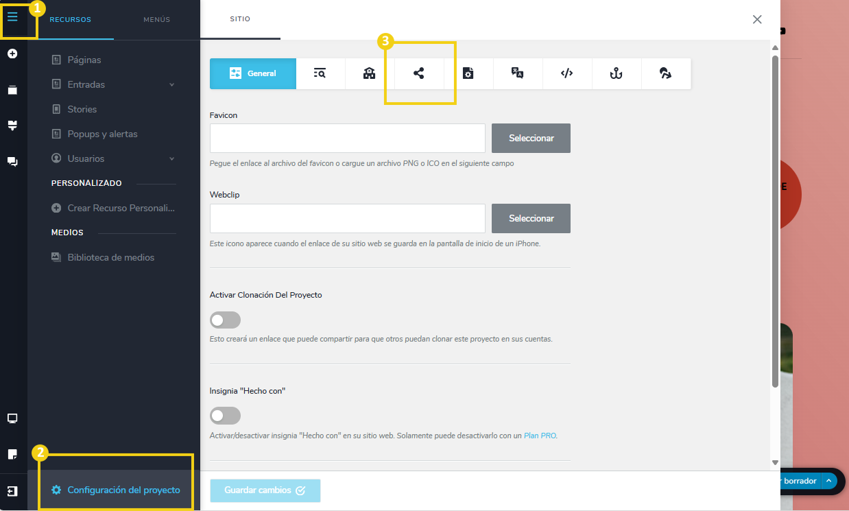 La imagen muestra la pantalla del editor del Creador de sitios con IA, con una marca en el ícono con tres líneas, luego en "Configuraciones del proyecto" y en Compartir
