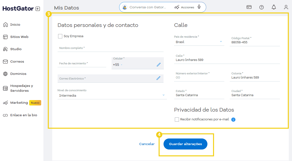  Imagen de la pantalla de configuración de la cuenta en HostGator, mostrando datos personales y opciones de dirección, con el botón 'Guardar cambios' resaltado en azul.