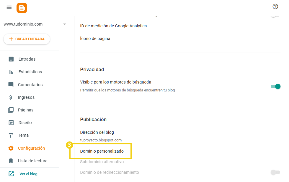 La imagen muestra la pantalla de administración de Blogger, resaltando la opción 'dominio personalizado'