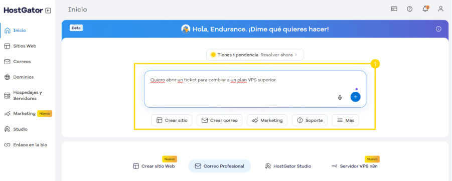 Interfaz de asistente virtual Gator en el panel de inicio, destacando la consulta de usuario "Quiero abrir un ticket para cambiar a un plan VPS superior" con opciones de acción rápida.