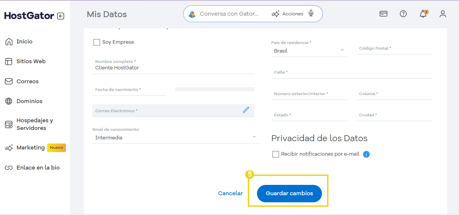 La imagen muestra el Portal de Cliente de Hostgator, en la página de datos personales, resaltando el botón "guardar cambios". 