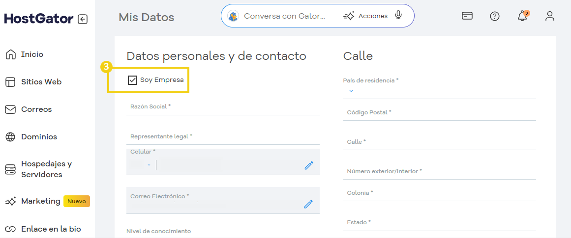  La imagen muestra el portal de clientes de Hostgator, en la página de datos personales, resaltando la casilla de verificación "Soy una empresa".
