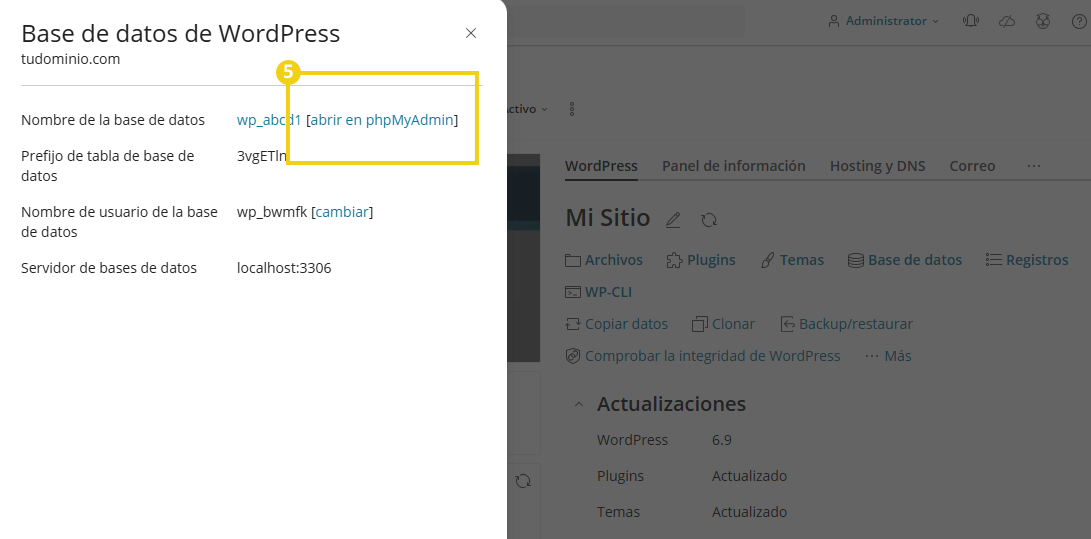 Imagen muestra el panel de Plesk, en la pantalla de la base de datos, con la marcación en "Abrir en phpMyAdmin" que debe ser clicado para ser accedido