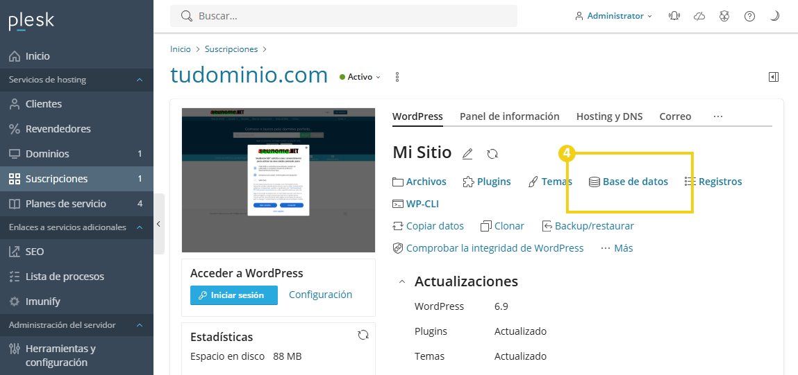 Imagen muestra el panel de Plesk, en la pantalla del dominio, la marcación en la pestaña "Base de datos" que debe ser clicada