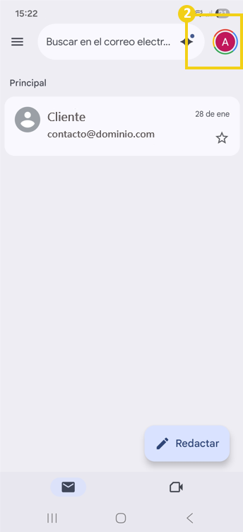 La imagen muestra la pantalla del celular en la aplicación Gmail, con la marca resaltada en el ícono de perfil, que es el lugar donde usted debe hacer clic.