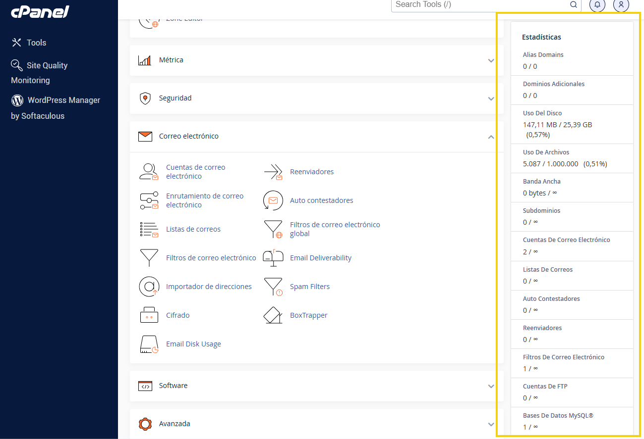 Imagen muestra panel del cPanel, destacando opción del menú lateral derecho "Estadísticas"