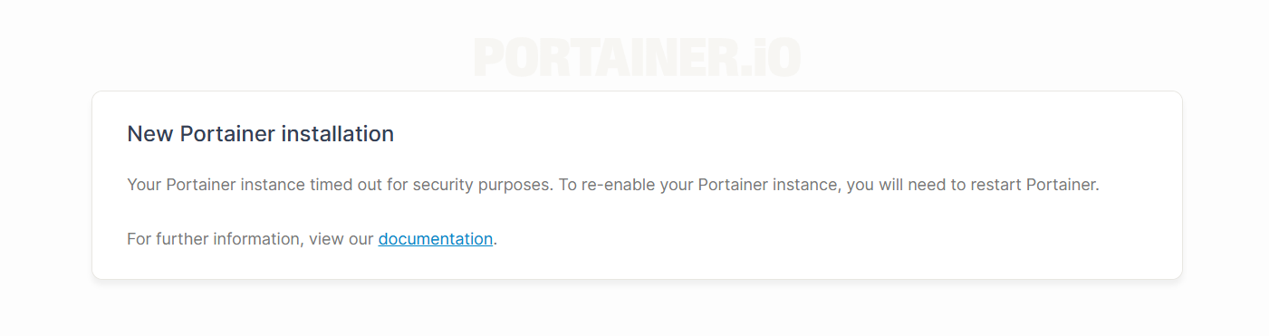 Imagen muestra una pantalla de instalación del Portainer, herramienta de gestión de contenedores Docker, indicando instalación exitosa.