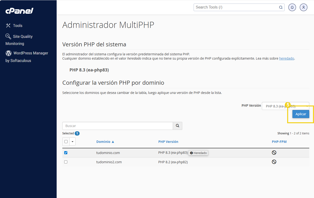 Interfaz de gestión de versiones de PHP en cPanel mostrando la selección y actualización de la versión PHP del dominio, destacando el botón aplicar