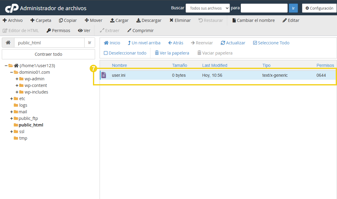 Tela do administrador de arquivos do cPanel mostrando a pasta public_html e o arquivo user.ini selecionado na lista de arquivos, com coluna de nome, tamanho e última modificação.