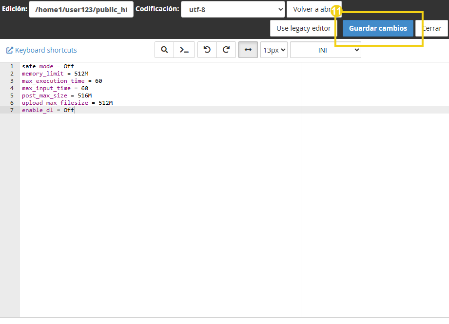 Tela de editor de código mostrando configurações e opções em um arquivo, com destaque no botão “Guardar cambios” e linhas de parâmetros como safe_mode, memory_limit e enable_dl_off.