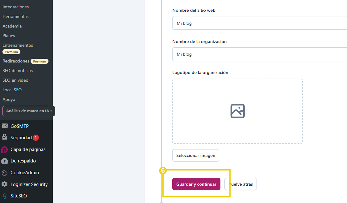 Yoast SEO — sección Representación del sitio con el botón Guardar y continuar en destaque