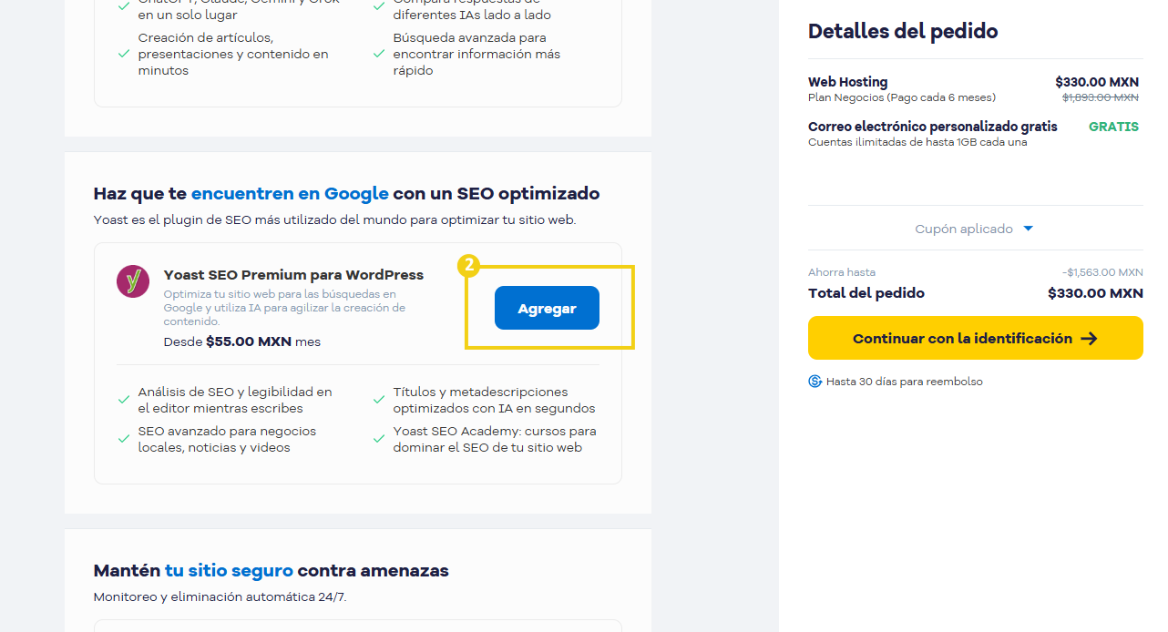 Sitio de HostGator — carrito con la sección Aprovecha y contrata también, que incluye Yoast