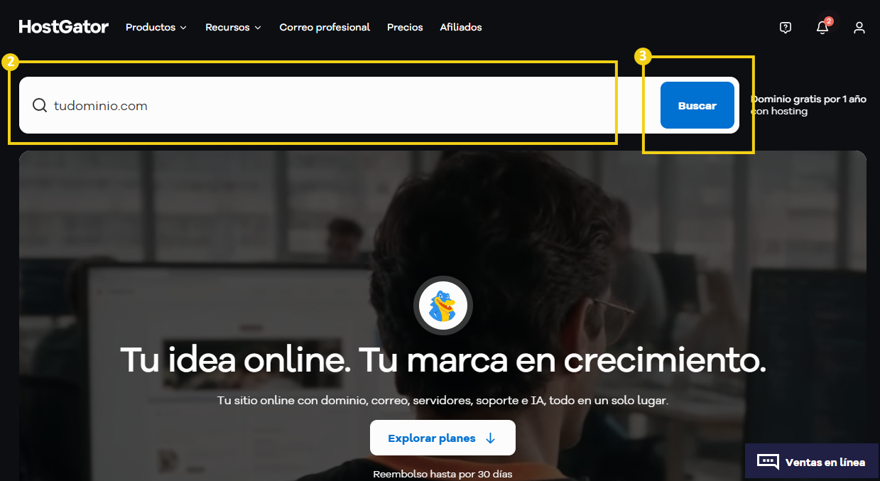 Pantalla del sitio web de HostGator con el campo de búsqueda “tudominio.com”, el botón “Buscar” y el mensaje “Tu idea online. Tu marca en crecimiento.”