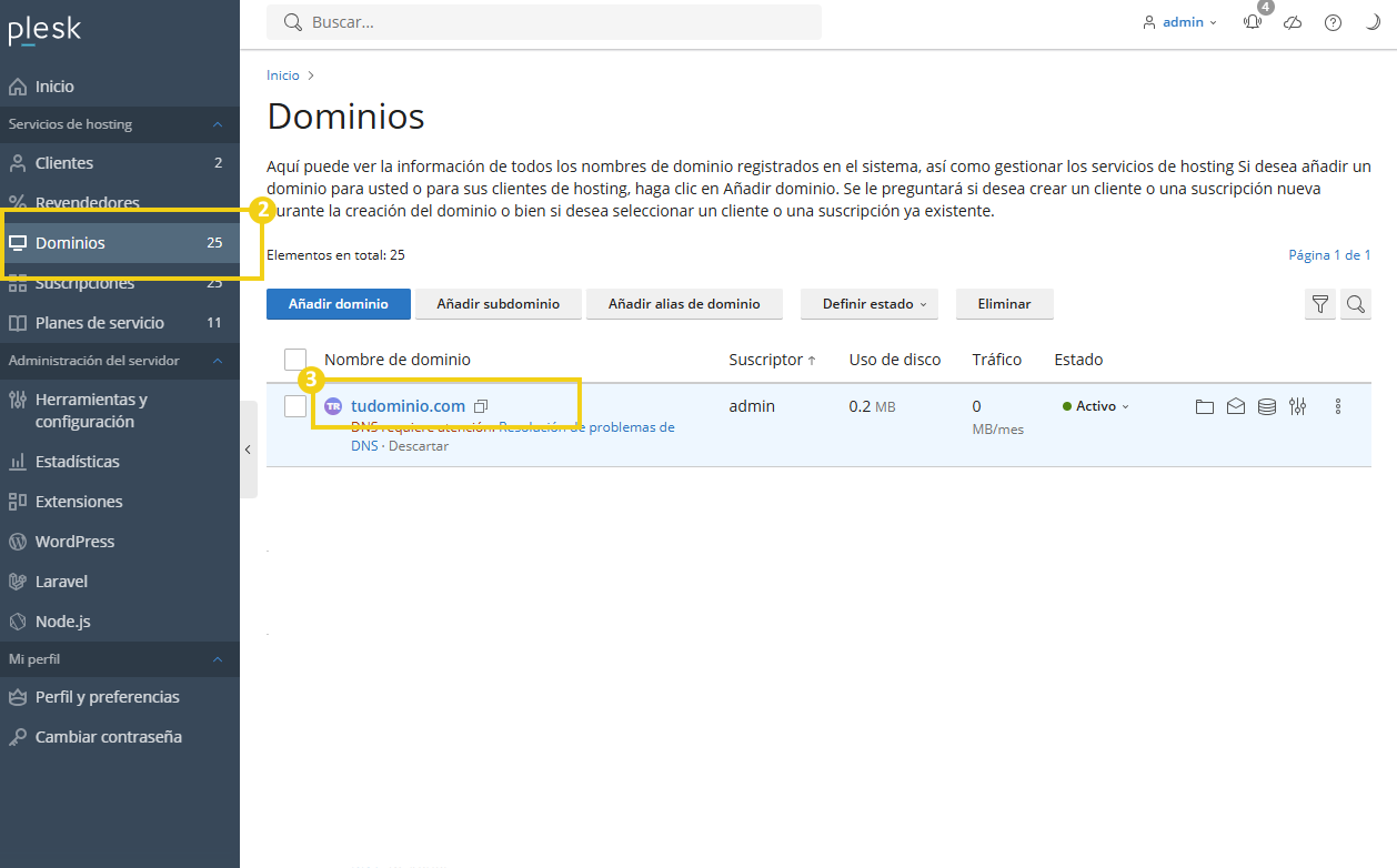 Plesk — sección Domains con el dominio tudominio.com activo en destaque